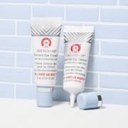 First Aid Beauty Skin Lab Retinol Augencreme mit Dreifacher Hyaluronsä...