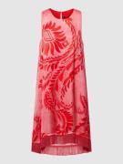 Ana Alcazar Knielanges Kleid mit Fransen in Lachs, Größe 42