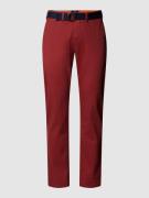 MCNEAL Slim Fit Chino mit Gürtel in Rot, Größe 46