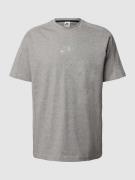 Nike T-Shirt mit Label-Print in Anthrazit Melange, Größe XS