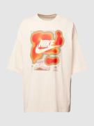 Nike T-Shirt mit Label-Print in Apricot, Größe L