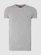 Tommy Hilfiger Slim Fit T-Shirt mit Rundhalsausschnitt in Mittelgrau, ...