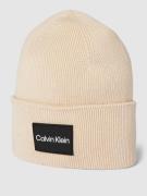 CK Calvin Klein Beanie mit Label-Detail in Sand, Größe One Size