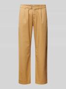 Thinking Mu Regular Fit Bundfaltenhose mit Gürtelschlaufen in Beige, G...