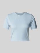 Nike Cropped T-Shirt mit Label-Stitching in Hellblau, Größe M