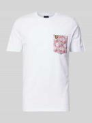 Lyle & Scott T-Shirt mit Brusttasche mit floralem Muster in Weiss, Grö...