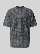 Hugo Blue T-Shirt mit Allover-Label-Print Modell 'Nidane' in Anthrazit...