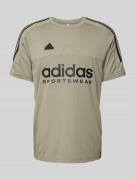 ADIDAS SPORTSWEAR T-Shirt mit Label-Print in Taupe, Größe M