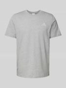 ADIDAS SPORTSWEAR T-Shirt mit Label-Stitching in Hellgrau, Größe XS