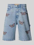 REVIEW Jeansshorts mit Ziersteinbesatz und Label-Stitching in Hellblau...