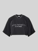 Review Cropped T-Shirt mit Label-Print in Black, Größe XS