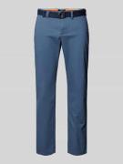 MCNEAL Slim Fit Chino mit Gürtel in Blau, Größe 46