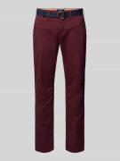 MCNEAL Slim Fit Chino mit Gürtel in Bordeaux, Größe 102