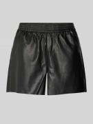 Vero Moda Comfort Fit Shorts aus Kunstleder mit elastischem Bund Model...