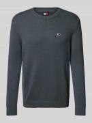 Tommy Jeans Slim Fit Strickpullover mit Logo-Badge in Anthrazit, Größe...