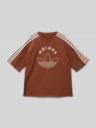 adidas Originals T-Shirt mit Label-Print in Cognac, Größe 140