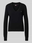 Tommy Jeans Pullover mit V-Ausschnitt und Logo-Stitching in Black, Grö...