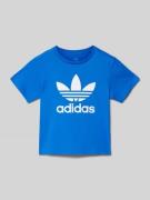 adidas Originals T-Shirt mit Label-Print in Royal, Größe 104