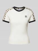 adidas Originals T-Shirt mit Label-Stitching in Beige, Größe M