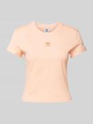 adidas Originals Slim Fit T-Shirt mit Logo-Stitching in Rosa, Größe M