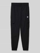 adidas Originals Regular Fit Cargohose mit Label-Stitching in Black, G...