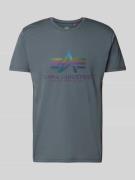 Alpha Industries T-Shirt mit Label-Print Modell 'Rainbow' in Anthrazit...