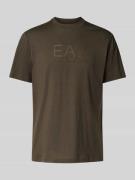 EA7 Emporio Armani T-Shirt mit Label-Print in Dunkelbraun, Größe L