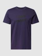 Fred Perry T-Shirt mit Label-Print in Violett, Größe M