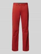 Christian Berg Men Tapered Fit Chino mit Gesäßtaschen in Rot, Größe 98
