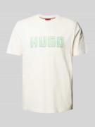 HUGO T-Shirt mit Label-Print Modell 'Daqerio' in Offwhite, Größe L