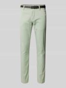 Lindbergh Classic Stretch Fit Chino mit Gürtel in Gruen, Größe 30/32