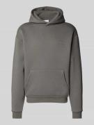 REVIEW Hoodie mit Label-Print in Dunkelgrau, Größe M
