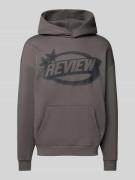 REVIEW Hoodie mit Label-Print in Dunkelgrau, Größe L