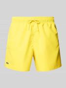 Lacoste Regular Fit Badeshorts mit Logo-Badge in Hellgelb, Größe S