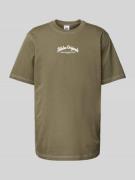 adidas Originals T-Shirt mit Label-Print in Oliv, Größe L