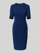 Adrianna Papell Knielanges Cocktailkleid mit Perlen in Dunkelblau, Grö...