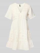 Vero Moda Tailliertes Minikleid mit Lochstickerei Modell 'NATALI' in W...