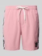 Quiksilver Relaxed Fit Badeshorts mit Label-Patch in Rosa, Größe L