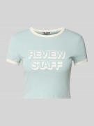 Review Cropped T-Shirt mit Label-Print in Bleu, Größe L