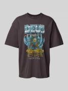 DEUS EX MACHINA T-Shirt mit Label-Print in Anthrazit, Größe L