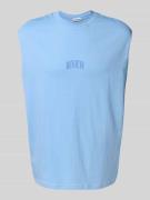 REVIEW Tanktop mit Label-Print in Hellblau, Größe L