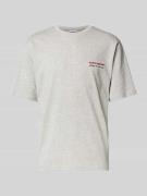 REVIEW T-Shirt mit Label-Print in Hellgrau Melange, Größe L