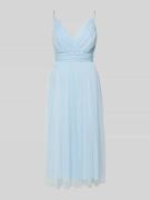 LACE & BEADS Cocktailkleid mit Taillenband und V-Ausschnitt in Hellbla...