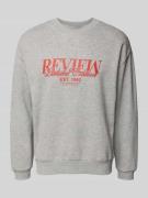 REVIEW Sweatshirt mit Rundhalsausschnitt und Label-Print in Hellgrau M...