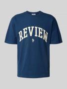 REVIEW T-Shirt mit Label-Print in Dunkelblau, Größe L