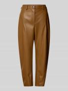 MM Tapered Fit Kunstlederhose mit Ziernähten in Cognac, Größe S