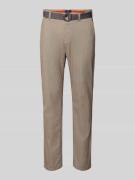 MCNEAL Slim Fit Chino mit Gürtel in Beige, Größe 102