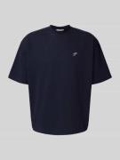 PROHIBITED T-Shirt mit Label-Stitching und Rundhalsausschnitt in Marin...