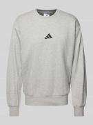 adidas Sportswear Sweatshirt mit Label-Stitching in Hellgrau, Größe M