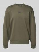 EA7 Emporio Armani Sweatshirt mit Label-Detail in Schlamm, Größe L